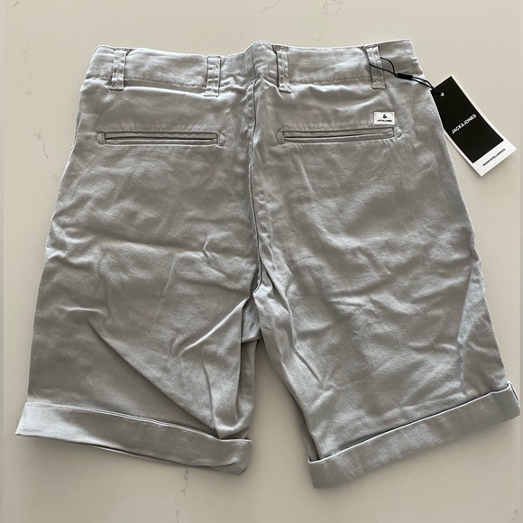 Jack & Jones Intelligence slim fit chino shorts in light gray Size: Small - Picture 4 of 5